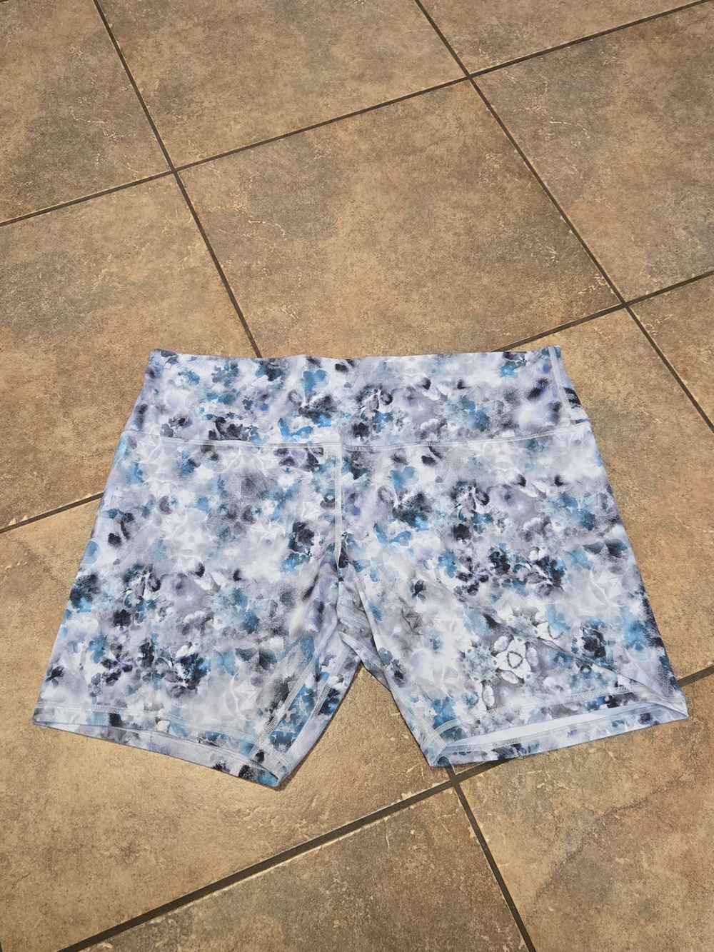 lululemon athletica Blue and Gray Marble Print Women’s Shorts